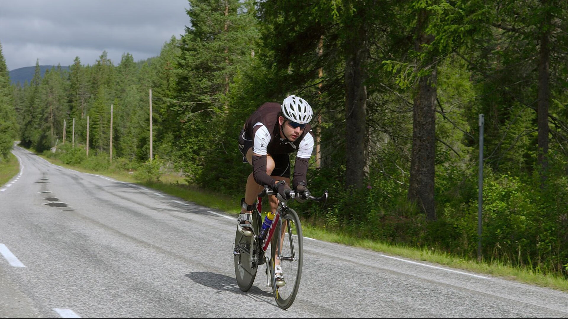 哈兰德梅开二度，欧冠锋线新宠闪耀，德甲 哈兰德