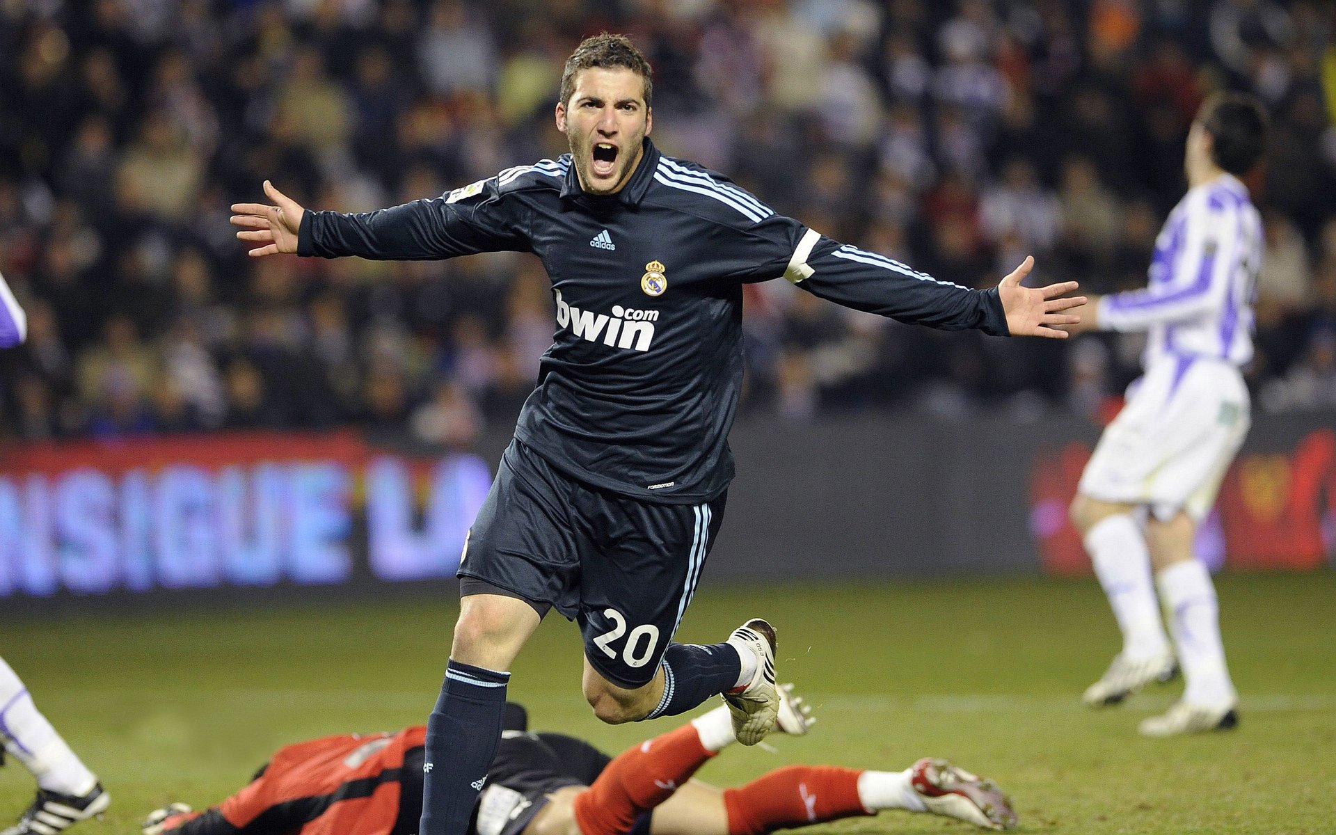 九游9游-未来“足球天王”在欧洲战场的首次巅峰亮相，未来十大足球巨星